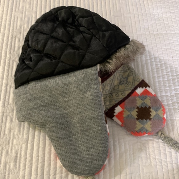 Mixed geometric mixed  carpet patterned knit trapper hat with faux fur trim - Picture 6 of 12